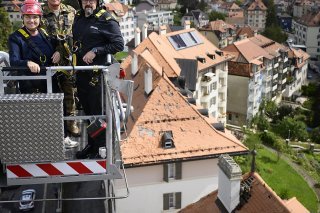 La conseillère fédérale Viola Amherd (à gauche) a observé la ville de La Chaux-de-Fonds installée dans une nasselle en compagnie du commandant du Service d'Incendie et de Secours des Montagnes neuchâteloises, Gregory Duc (à droite) et le Divisiona...